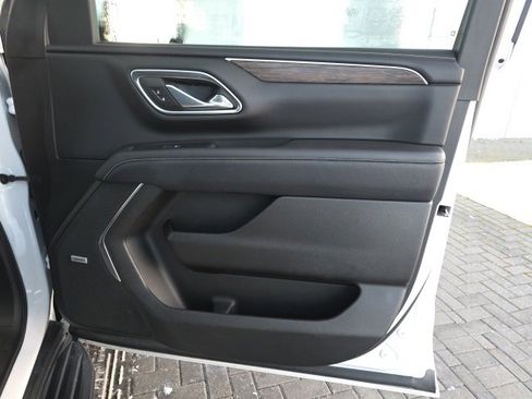 Used 2023 Chevrolet Suburban Premier image 8