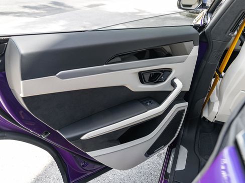 Used 2025 Lamborghini Urus SE image 46