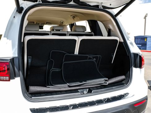 Used 2023 Mercedes-Benz EQB 300 4MATIC image 49