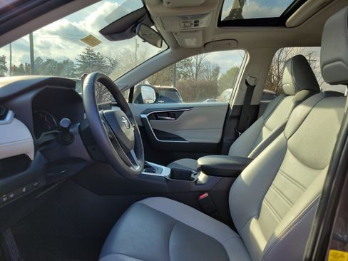 Used 2023 Toyota RAV4 XLE Premium image 16