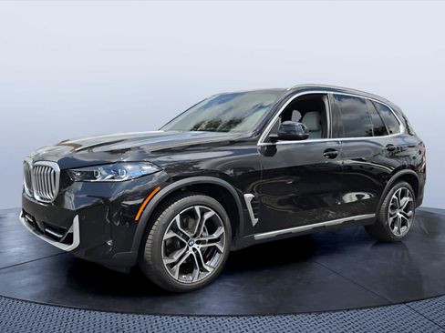 Certified 2024 BMW X5 xDrive40i w/ Premium Package AWD/4WD image 2