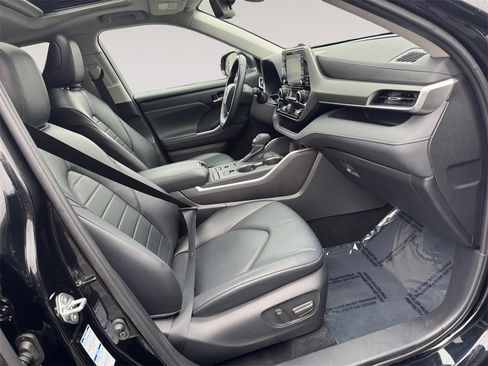 Used 2022 Toyota Highlander XLE image 15