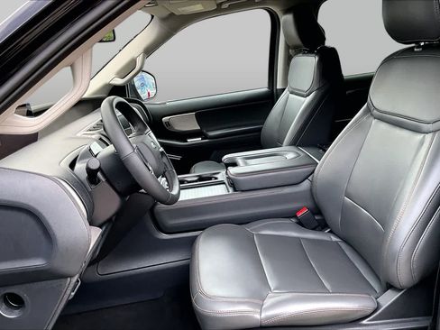 Used 2025 Ford Expedition Active RWD image 8