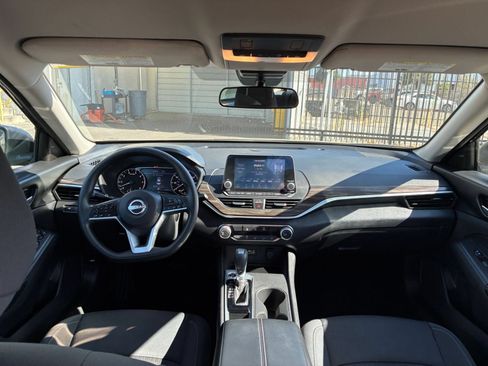 Used 2025 Nissan Altima 2.5 SV FWD image 32