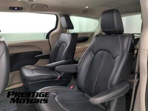 Used 2023 Chrysler Pacifica Touring-L FWD image 24