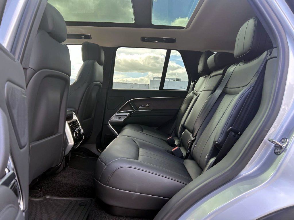 Used 2025 Land Rover Range Rover SE AWD/4WD image 16