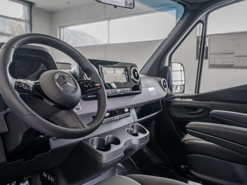 Used 2025 Mercedes-Benz Sprinter 2500 image 7