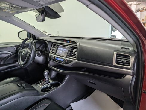 Used 2019 Toyota Highlander SE AWD/4WD image 18