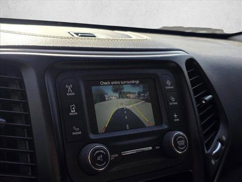 Used 2016 Jeep Cherokee Sport image 12