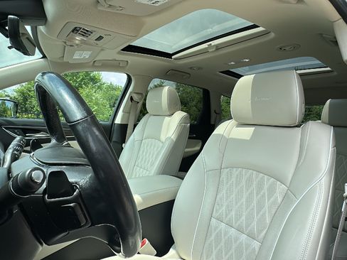 Used 2022 Buick Enclave Avenir w/ Avenir Technology Package AWD/4WD image 14
