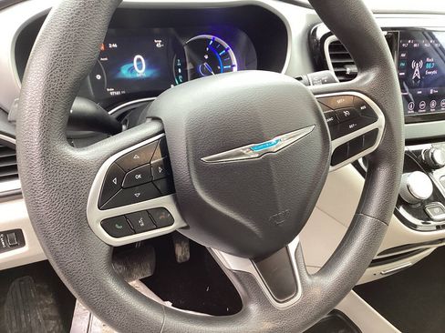 Used 2018 Chrysler Pacifica Touring Plus FWD image 17