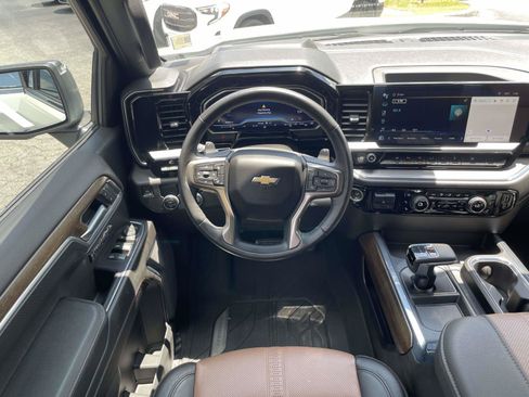 Used 2023 Chevrolet Silverado 1500 High Country w/ High Country Premium Package RWD image 2