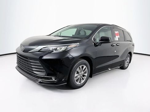 New 2026 Toyota Sienna XLE FWD image 3