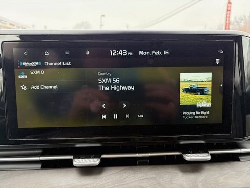 Used 2023 Kia Carnival EX image 15