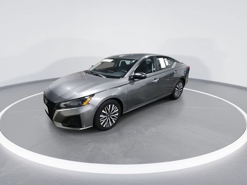 Used 2024 Nissan Altima 2.5 SV FWD image 4
