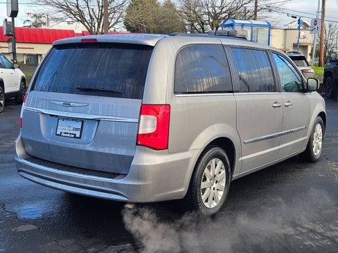 Used 2014 Chrysler Town & Country Touring image 6