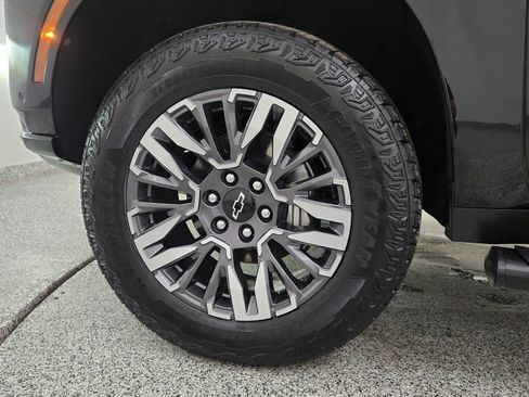 Used 2025 Chevrolet Suburban Z71 AWD/4WD image 38