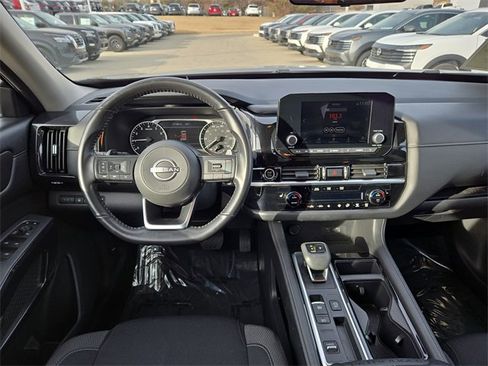 Certified 2024 Nissan Pathfinder SV image 13