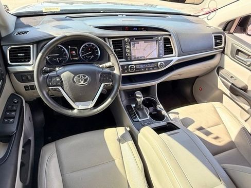 Used 2019 Toyota Highlander Limited FWD image 11