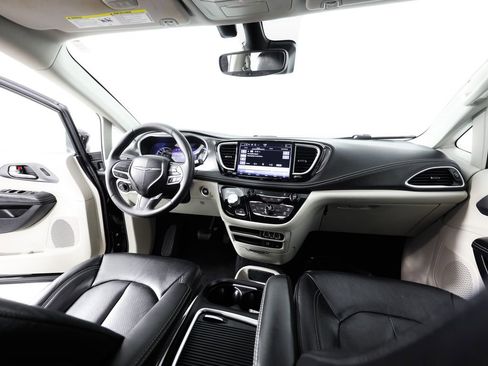 Used 2022 Chrysler Pacifica Touring-L FWD image 21