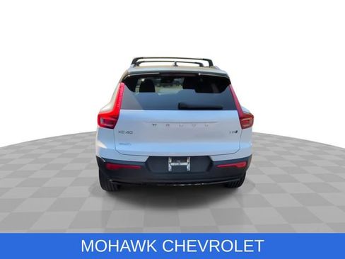 Used 2022 Volvo XC40 T5 R-Design w/ Climate Package AWD/4WD image 8
