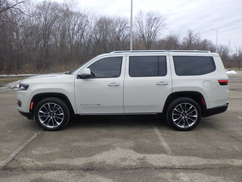 Used 2022 Jeep Wagoneer Series III w/ Premium Group I image 2