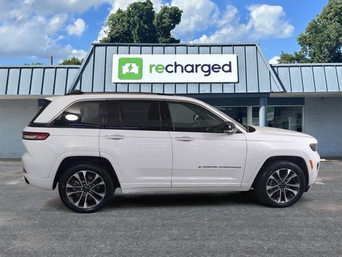 Used 2022 Jeep Grand Cherokee Overland w/ Luxury Tech Group IV AWD/4WD image 6