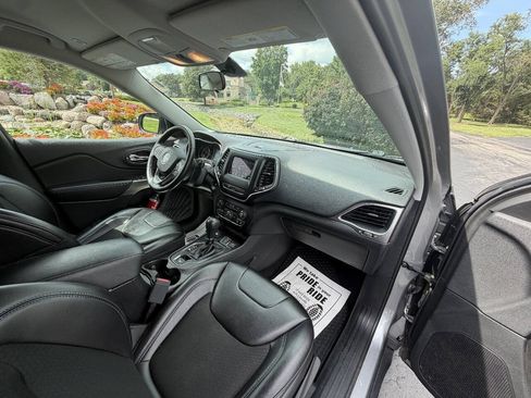 Used 2019 Jeep Cherokee Latitude Plus w/ Cold Weather Group AWD/4WD image 8
