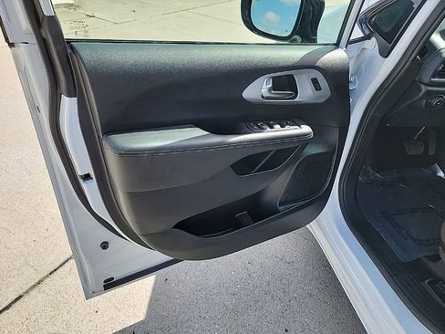 Used 2025 Chrysler Pacifica Limited image 10