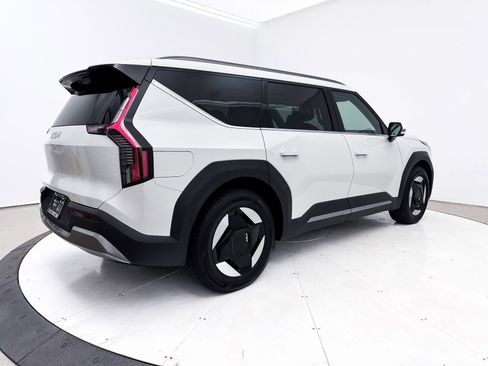 Used 2024 Kia EV9 Wind image 16