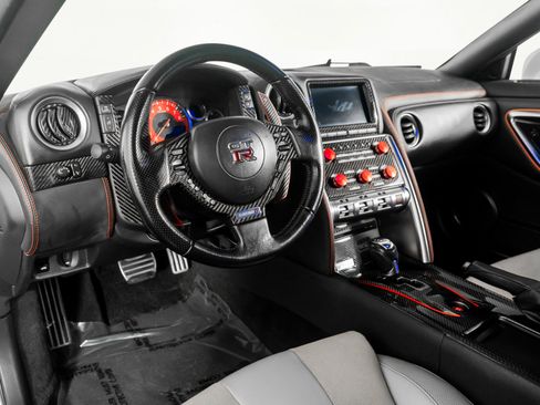 Used 2009 Nissan GT-R Premium image 2