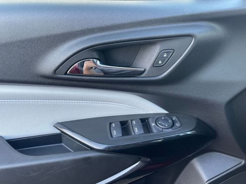 Used 2025 Chevrolet Trax LT w/ LT Convenience Package image 18