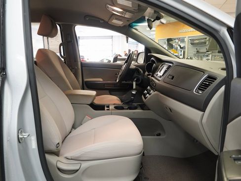 Used 2018 Kia Sedona L image 26