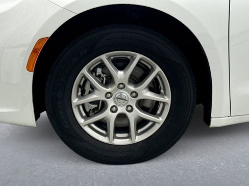 Used 2023 Chrysler Pacifica Touring-L FWD image 12