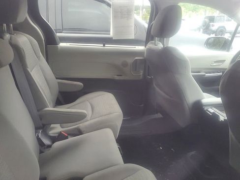 Used 2021 Toyota Sienna LE FWD image 9