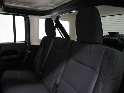 Used 2020 Jeep Wrangler Unlimited Sahara image 15