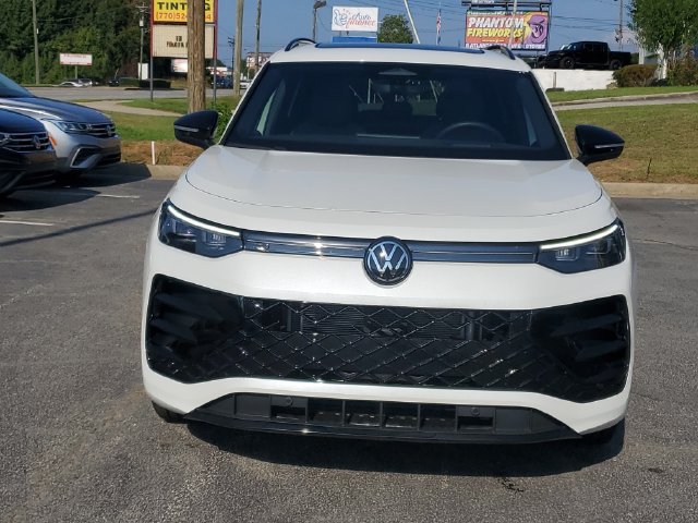 Certified 2025 Volkswagen Tiguan SE R-Line FWD image 2