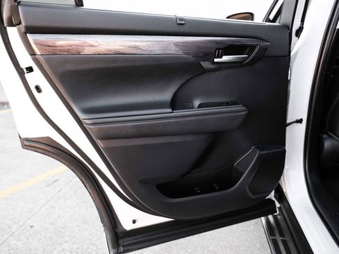 Used 2021 Toyota Highlander Platinum image 47