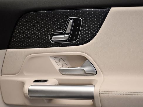 Used 2025 Mercedes-Benz GLA 250 4MATIC image 46