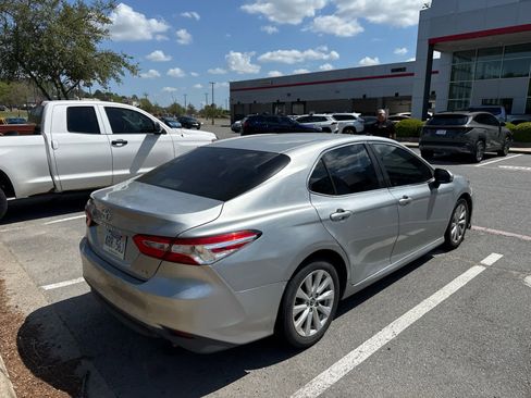 Used 2018 Toyota Camry LE image 2