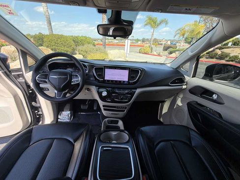 Used 2023 Chrysler Pacifica Touring-L FWD image 14