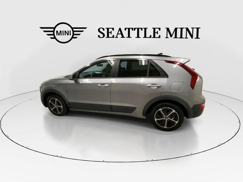 Used 2023 Kia Niro EX FWD image 7