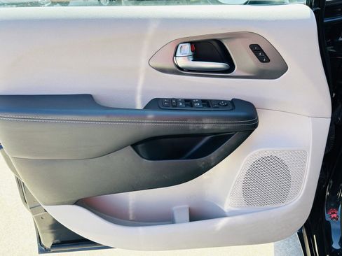 Used 2023 Chrysler Pacifica Touring-L image 11