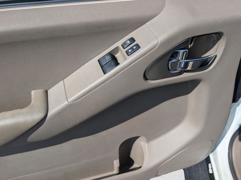 Used 2013 Nissan Frontier SV image 9