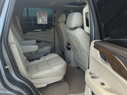 Used 2018 Cadillac Escalade Luxury image 19