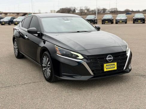 Used 2025 Nissan Altima 2.5 SV FWD image 3