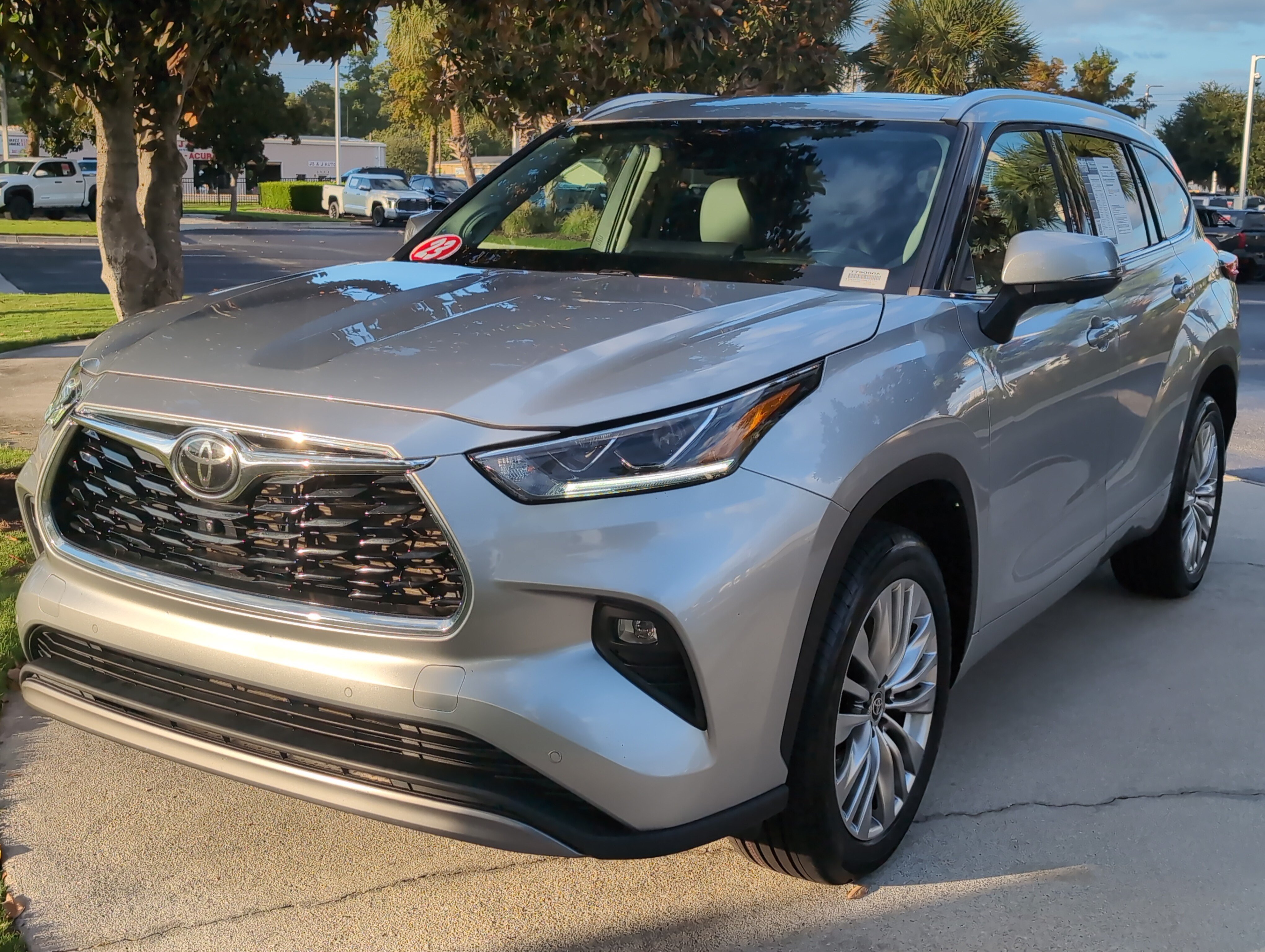 Used 2023 Toyota Highlander Platinum FWD image 3