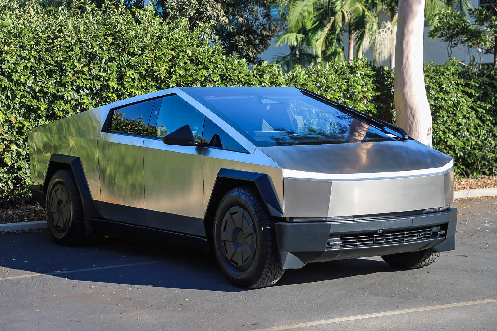Used 2025 Tesla Cybertruck AWD Crew Cab image 3