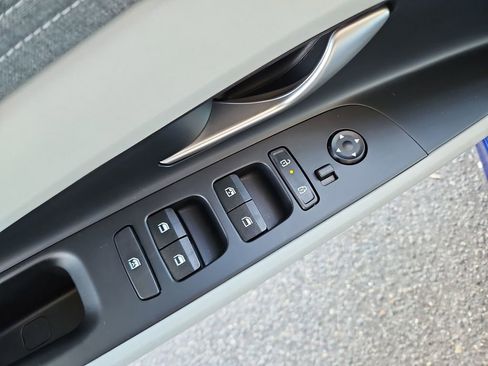 Used 2025 Hyundai Elantra Limited image 29