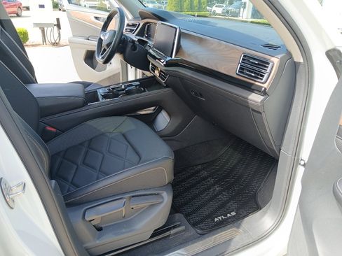 Used 2025 Volkswagen Atlas SE w/ Panoramic Sunroof Package FWD image 24